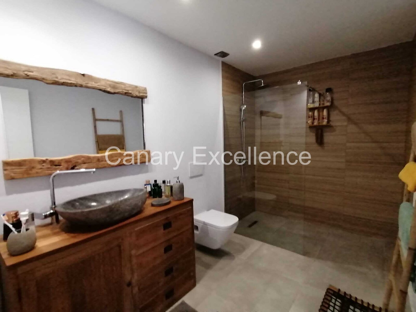 Moderne Villa mit 2 SZ und großem Garten in La Pared