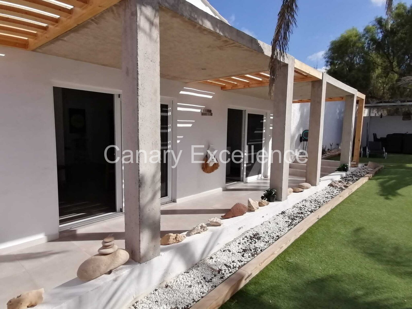 Moderne Villa mit 2 SZ und großem Garten in La Pared