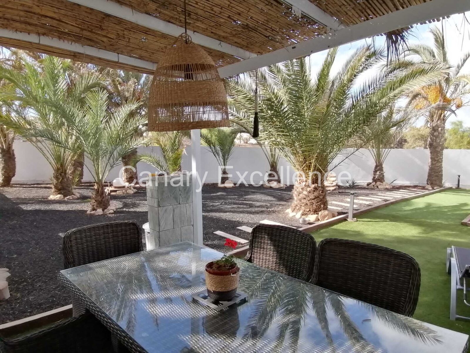 Moderne Villa mit 2 SZ und großem Garten in La Pared