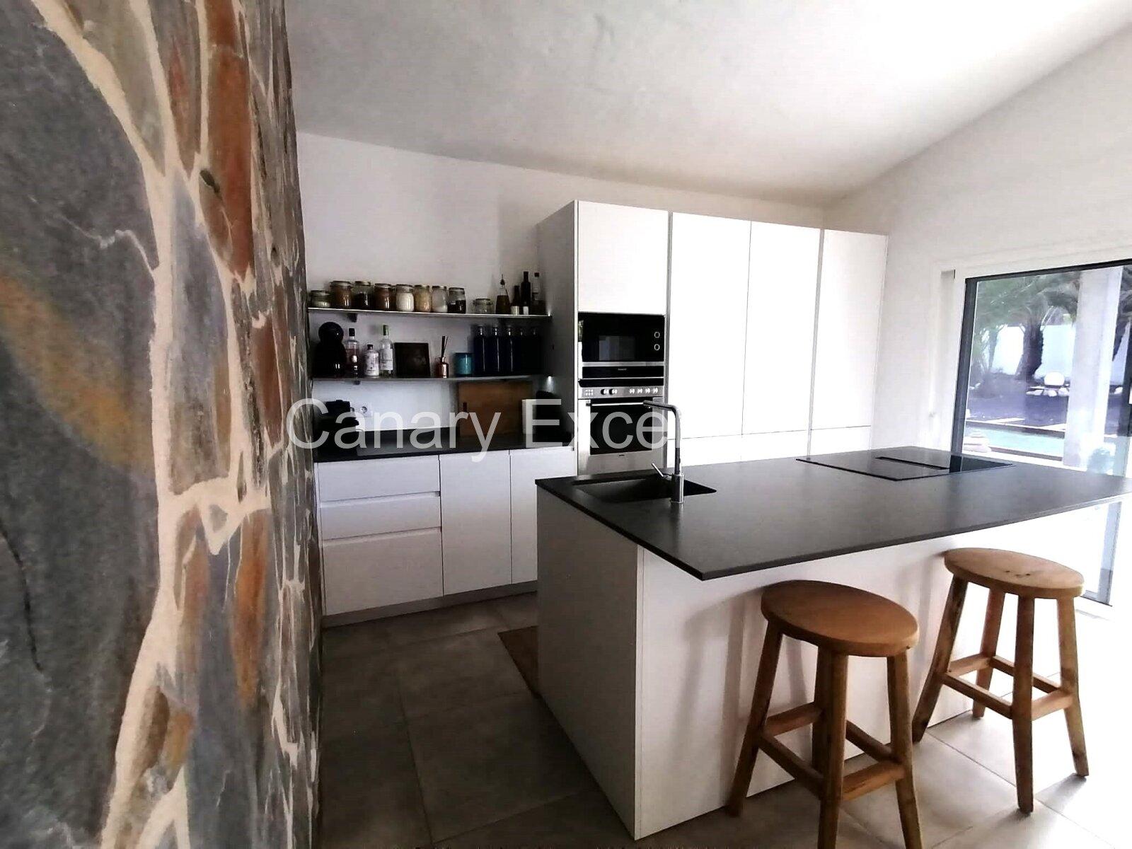 Moderne Villa mit 2 SZ und großem Garten in La Pared