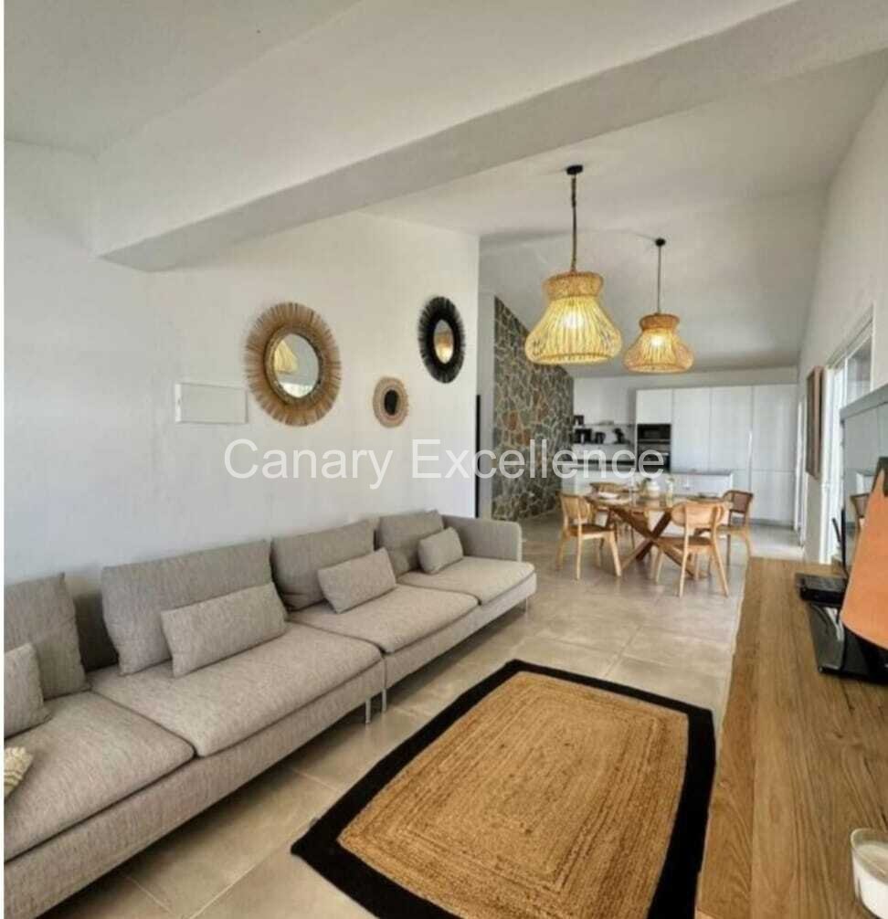 Moderne Villa mit 2 SZ und großem Garten in La Pared