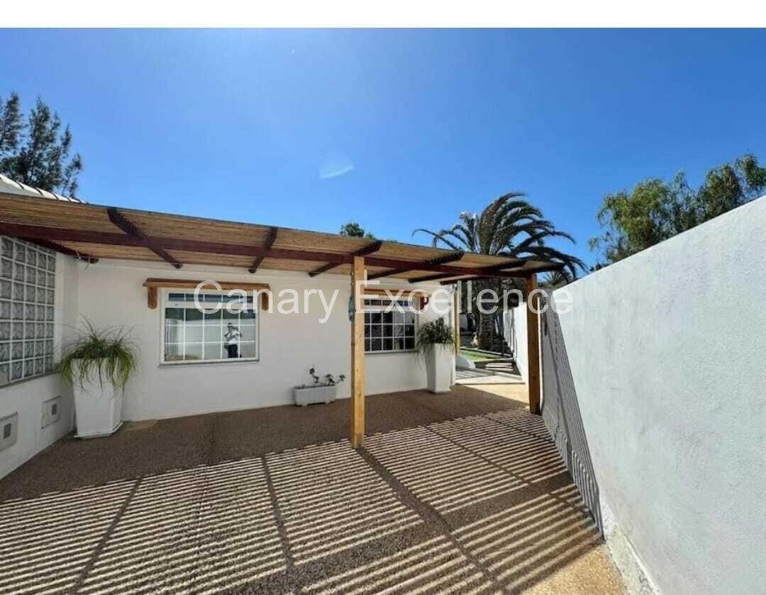Moderne Villa mit 2 SZ und großem Garten in La Pared