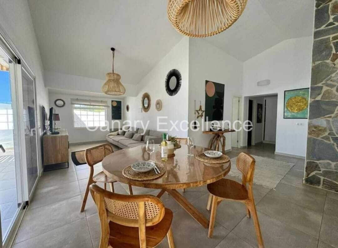 Moderne Villa mit 2 SZ und großem Garten in La Pared