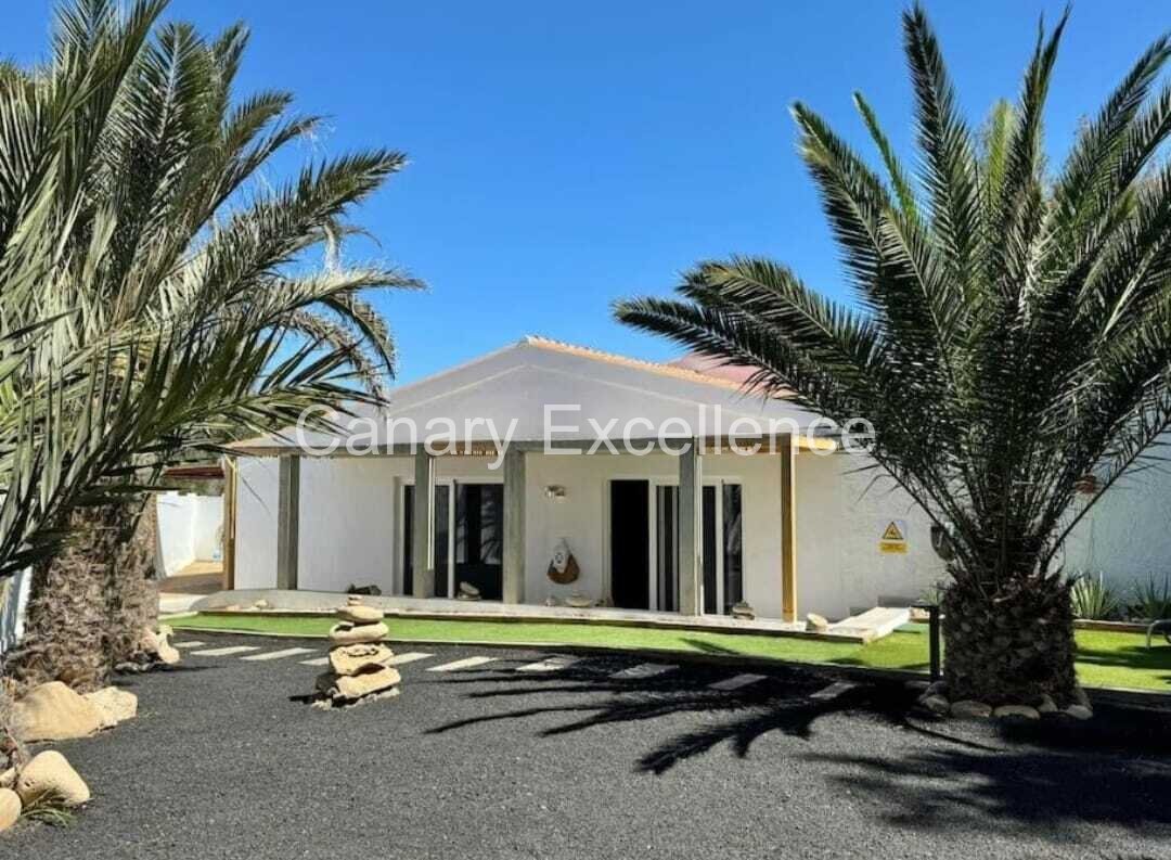 Moderne Villa mit 2 SZ und großem Garten in La Pared