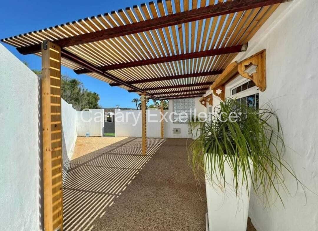 Moderne Villa mit 2 SZ und großem Garten in La Pared