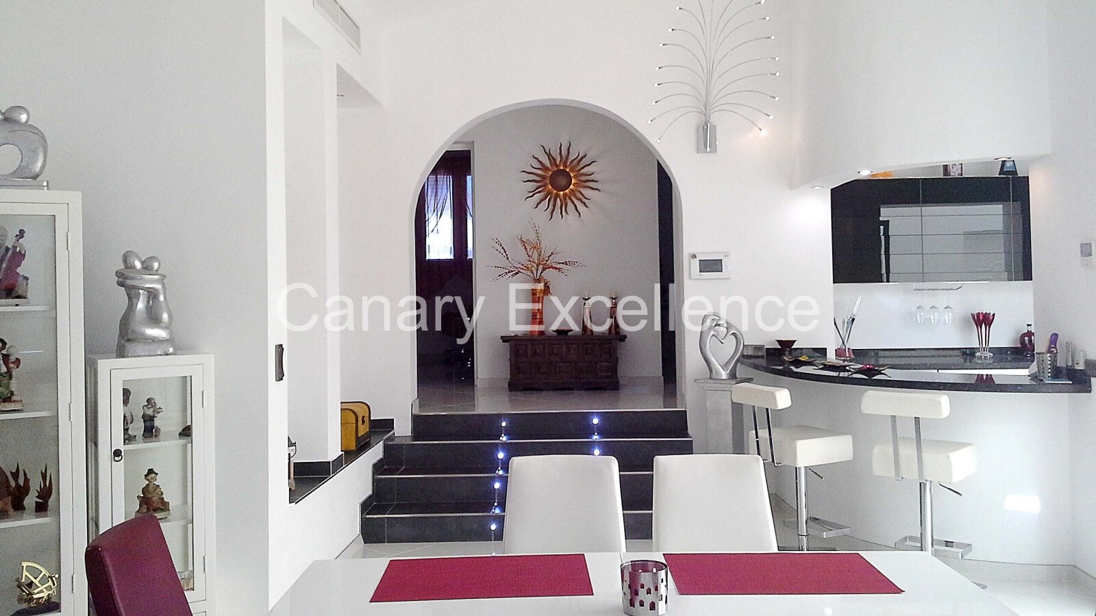 Exklusive Villa mit großzügigen Terrassen, Meerblick und Gemeinschaftspool 