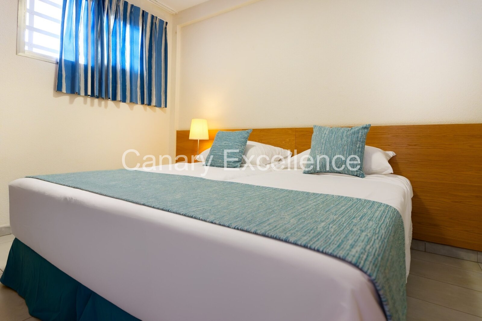 Schlafzimmer mit Doppelbett